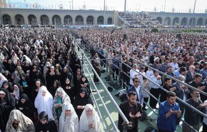 إقامة صلاة عيد الفطر المبارك بإمامة قائد الثورة الإسلامية