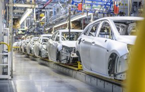 رسوم ترامب تهدد بتسريح 25 ألف عامل في صناعة السيارات البريطانية