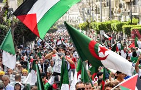 مظاهرات وهتافات امام السفارة الأمريكية بالجزائر ضد دعم واشنطن لإبادة غزة 