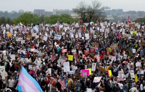 آلاف الأميركيين يتظاهرون ضد ترامب رفضا لسياساته 
