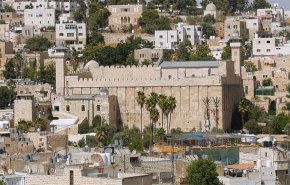 الاحتلال يبعد مدير الحرم الإبراهيمي وعددا من الموظفين من الخليل