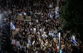 عائلات الأسرى الإسرائيليين لـ'ديرمر': صفقة.. أو الرحيل فورا