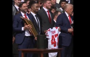 نائب الرئيس الأميركي يحرج نفسه في احتفال رياضي+فيديو