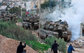 الضفة الغربية تشهد اعتقالات واقتحامات متواصلة ونزوح عشرات الآلاف 
