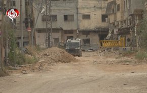 شاهد: جيش الاحتلال يغلق مخيم جنين كاملا بالبوابات الحديدية 