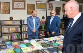 الرئيس التونسي يزور جناح إيران في معرض تونس الدولي للكتاب 