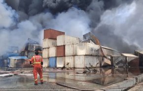 الهلال الأحمر الإيراني: عملية إخماد حريق بندر عباس تقترب من نهايتها