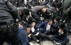 الصدوع الإسرائيلية تتوسع.. الحريديم يغلقون شارعا رفضا للتجنيد