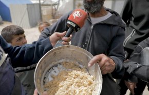 شاهد.. فلسطيني يحصل على وجبة لا تكفي لشخص ليقسمها على 30 !