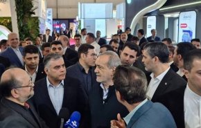 الرئيس الإيراني يزور المعرض الدولي للنفط والغاز والبتروكيماويات