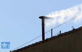 بالفيديو.. تصاعد الدخان الأبيض من مدخنة كنيسة سيستينا بالفاتيكان 
