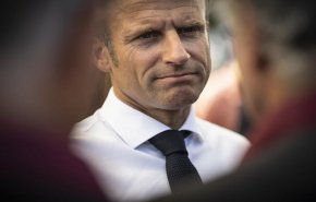 ماكرون  يتلقى صفعة من زوجته أمام الكاميرات! + فيديو