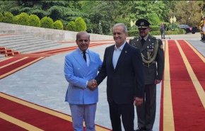 استقبال رسمی پزشکیان از شهباز شریف 