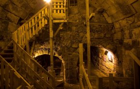 شاهد/نتنياهو يهرب الى تحت الأقصى ويهذي : 