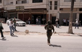 الاحتلال يستولي على أموال ومعدات بهجومه على محال صرافة بالضفة