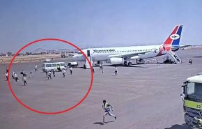 بالفيديو.. مشاهد درامية لهروب ركاب طائرة قبل تدميرها
