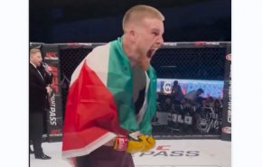 شاهد: مقاتل يسدد لكمات قوية لمنافسه الإسرائيلي وهو يهتف 