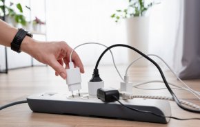 هل يمكننا ترك أجهزة الشحن موصولة بالكهرباء طوال الوقت؟