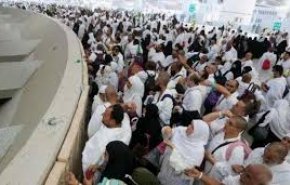 حجاج در روز اول عید قربان به جمره عقبه سنگ پرتاب می‌کنند