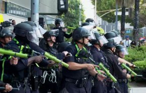  پلیس آمریکا به سوی معترضان نارنجک صوتی و گلوله‌های پلاستیکی شلیک کرد