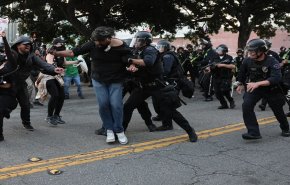 شاهد.. رغم حظر التجوال.. احتجاجات لوس أنجلوس تتصاعد واعتقال المئات