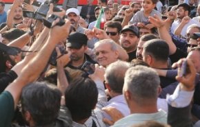 بزشكيان يشارك في تجمع شعبي وسط طهران احتجاجًا على العدوان الأميركي