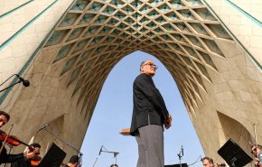 شاهد.. الفنانون الإيرانيون يعزفون سمفونية النصر في ساحة الحرية