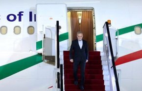 الرئيس الايراني يصل إلى أذربيجان ویلتقی بقادة الدول في قمة إيكو