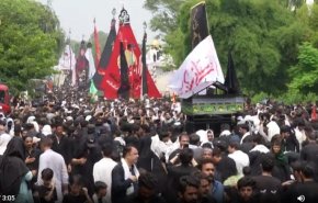 از پاکستان تا آمریکا؛ پرچم امام حسین علیه السلام در همه جای کره زمین در احتزاز است+فیلم