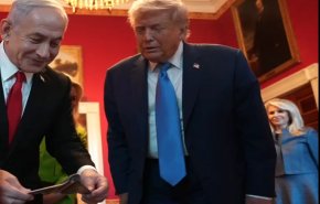 شاهد: نتنياهو يهدي ترامب هدية رمزية في البيت الأبيض!
