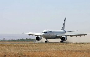 أول طائرة تهبط في مطار أصفهان بعد توقف دام 34 يوما