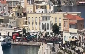 محاصره کشتی صهیونیست‌ها توسط حامیان فلسطین در یکی از بنادر یونان + فیلم