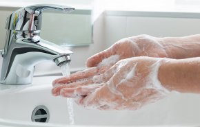 غسل اليدين كثيرًا.. هل يضر صحتك أكثر مما ينفع؟