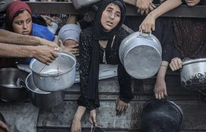 کودکان غزه در مناطق مرگ به دنبال غذا هستند