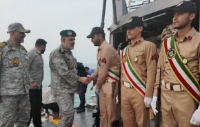 الادميرال ايراني يتفقد الوحدات البحرية في مضيق هرمز والخليج الفارسي
