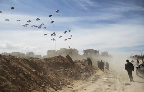 إنزال المساعدات جوا .. تمويه لجريمة تجويع ممنهجة في غزة