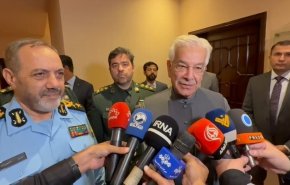 وزیر دفاع پاکستان: خواستار مشارکت بادوام با ایران برای صلح منطقه‌ای هستیم