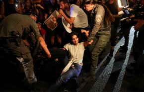 شرطة الإحتلال في تل أبيب تقمع متظاهرين طالبوا بصفقة تبادل