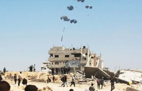 'لوموند': إسقاط المساعدات جوا لغزة قطرة أمام حجم الاحتياجات 