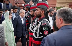 شاهد/حضور امرأة في استقبال بزشكيان في باكستان يثير تفاعلًا واسعًا.. من هي؟