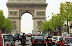 فرنسا تلغي إقامة مغربي أشعل سيجارته من 