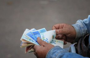 أزمة السيولة في غزة.. سلاح صامت في حرب ممنهجة لخنق اقتصاد القطاع