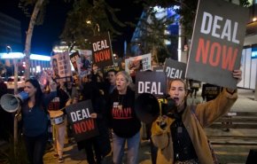 تحرك غير مسبوق: عائلات الأسرى تهدد بخنق اقتصاد الاحتلال.. والمعارضة تؤيد  