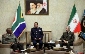قائد قوات الدفاع الوطني في جنوب أفريقيا يلتقي قائد الجيش الإيراني