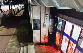 ریختن رنگ خون بر سفارت رژیم صهیونیستی در هلند