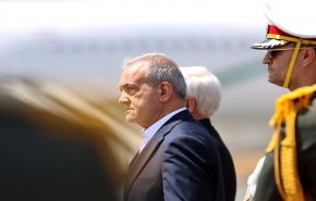 شاهد.. رئيس الوزراء الارميني يستقبل الرئيس بزشكيان رسميا 