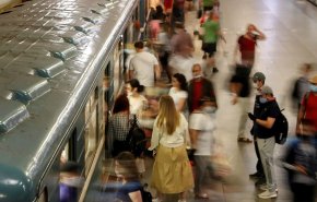 امرأتان محجبتان تلقنان رجلاً عنصرياً درساً في موسكو