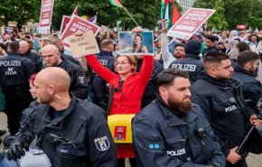 محتجون بألمانيا يهاجمون سياسية مناصرة لجرائم الاحتلال