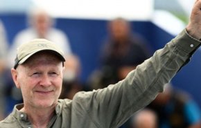 شاهد.. اعتقال ممثل بريطاني كتب على قميصه 'إبادة فلسطين الجماعية'