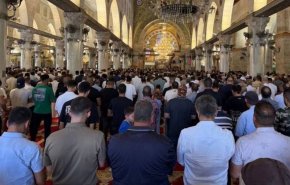 50 ألف مصل يؤدون صلاة الجمعة في المسجد الأقصى
